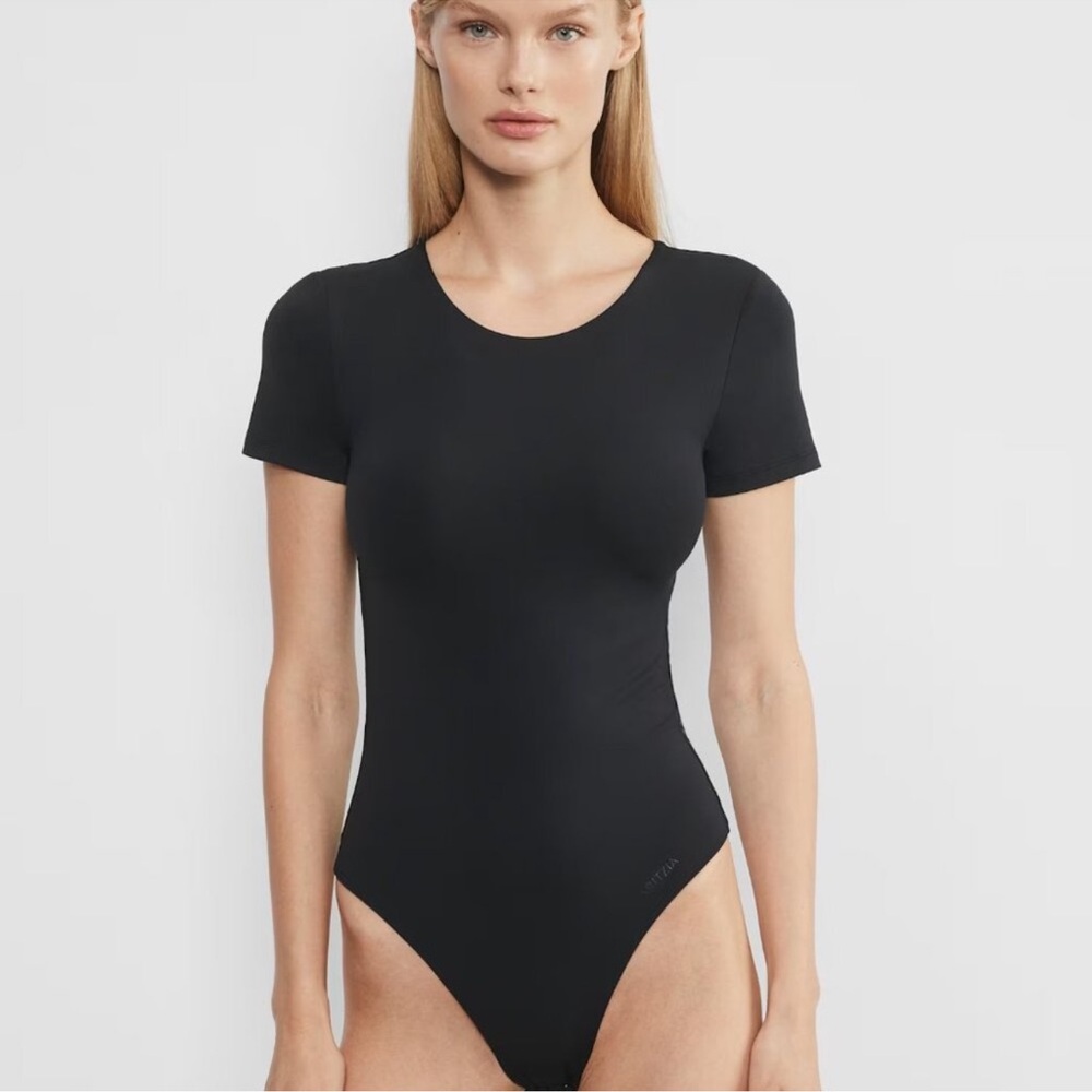 ARITZIA The Group Babaton Black Ribbed S/S Crew Neck Bodysuit S Small EUC $58
